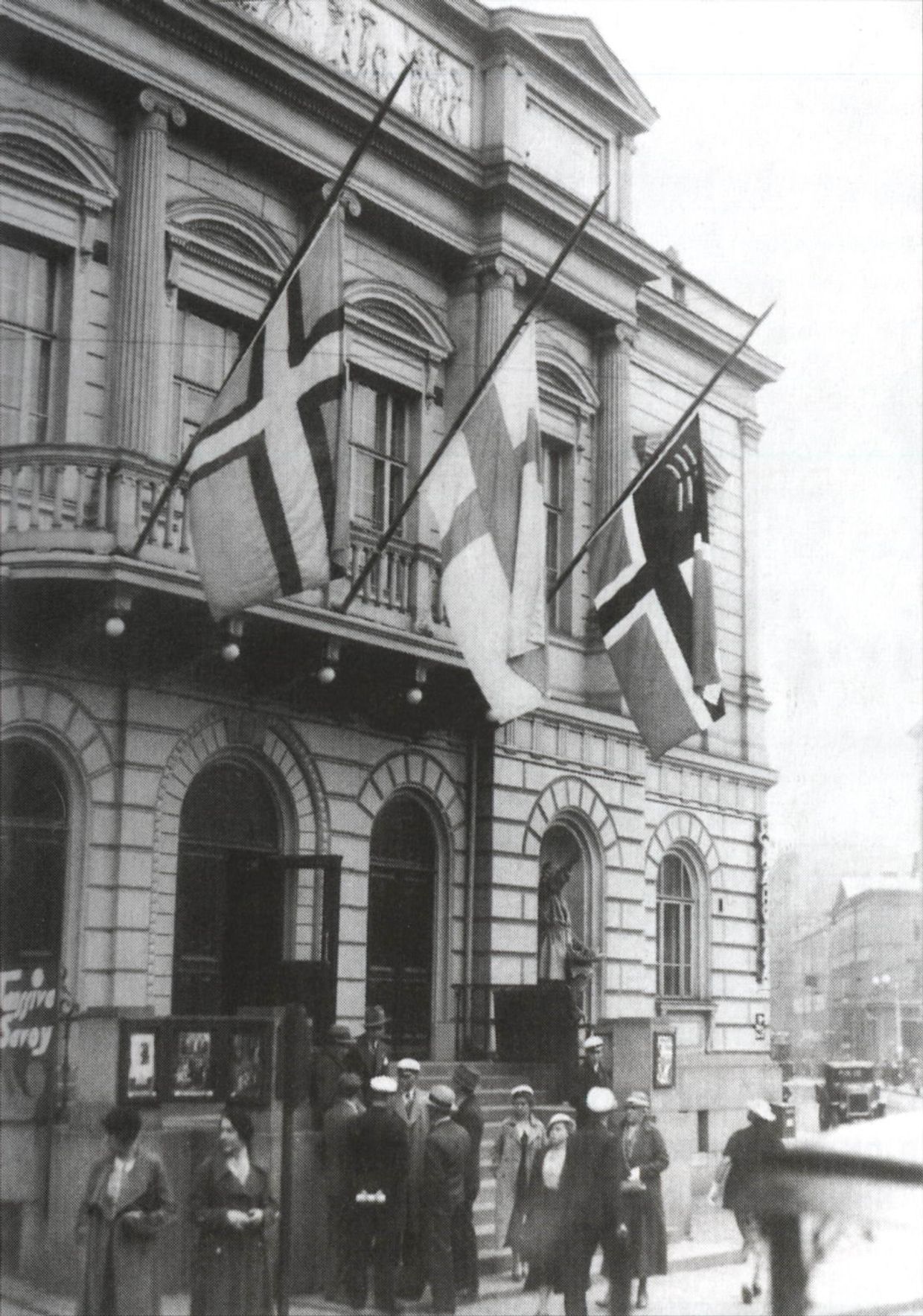 Осень 1934 г. Приспущенные флаги Ингерманландии, Финляндии и Восточной Карелии на фронтоне Старого студенческого дома в Хельсинки в знак протеста против депортаций из Ингерманландии и Восточной Карелии