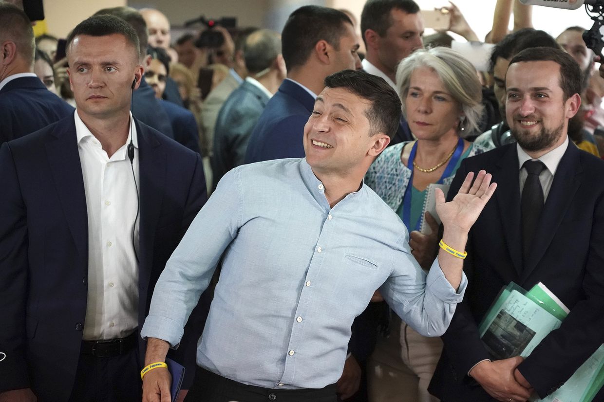 Президент Украины Владимир Зеленский на избирательном участке в Киеве