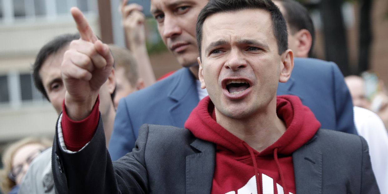 Российский активист Илья Яшин во время выступления перед во время акции протеста в Москве Российский активист Илья Яшин во время выступления перед во время акции протеста в Москве