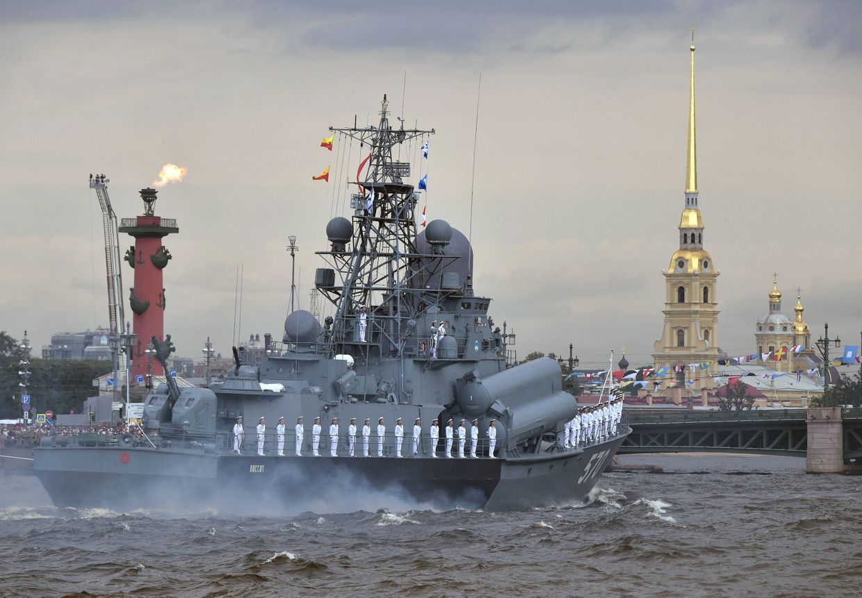 Малый ракетный корабль проекта 1234 Пассат на Главном военно-морском параде по случаю Дня Военно-морского флота