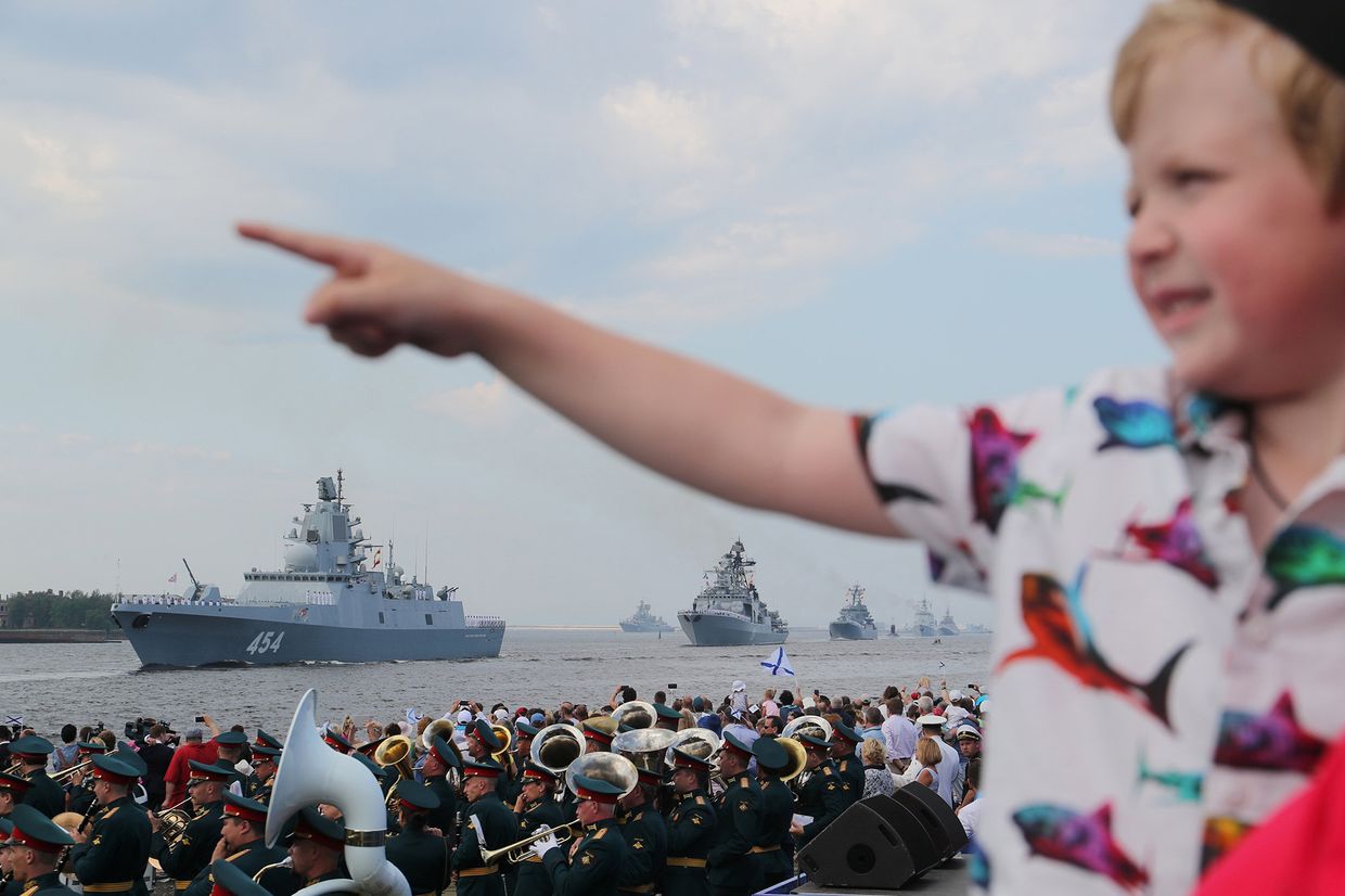 Зрители военно-морского парада в Кронштадте