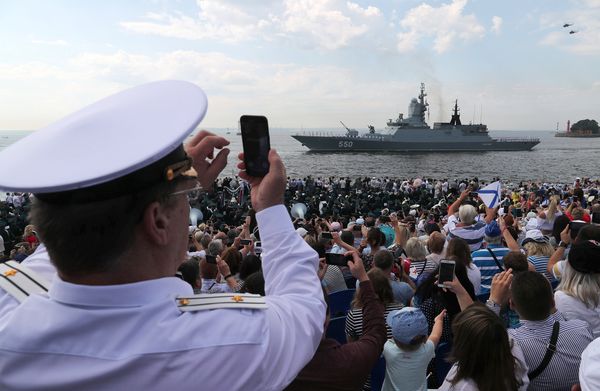 Зрители военно-морского парада в Кронштадте