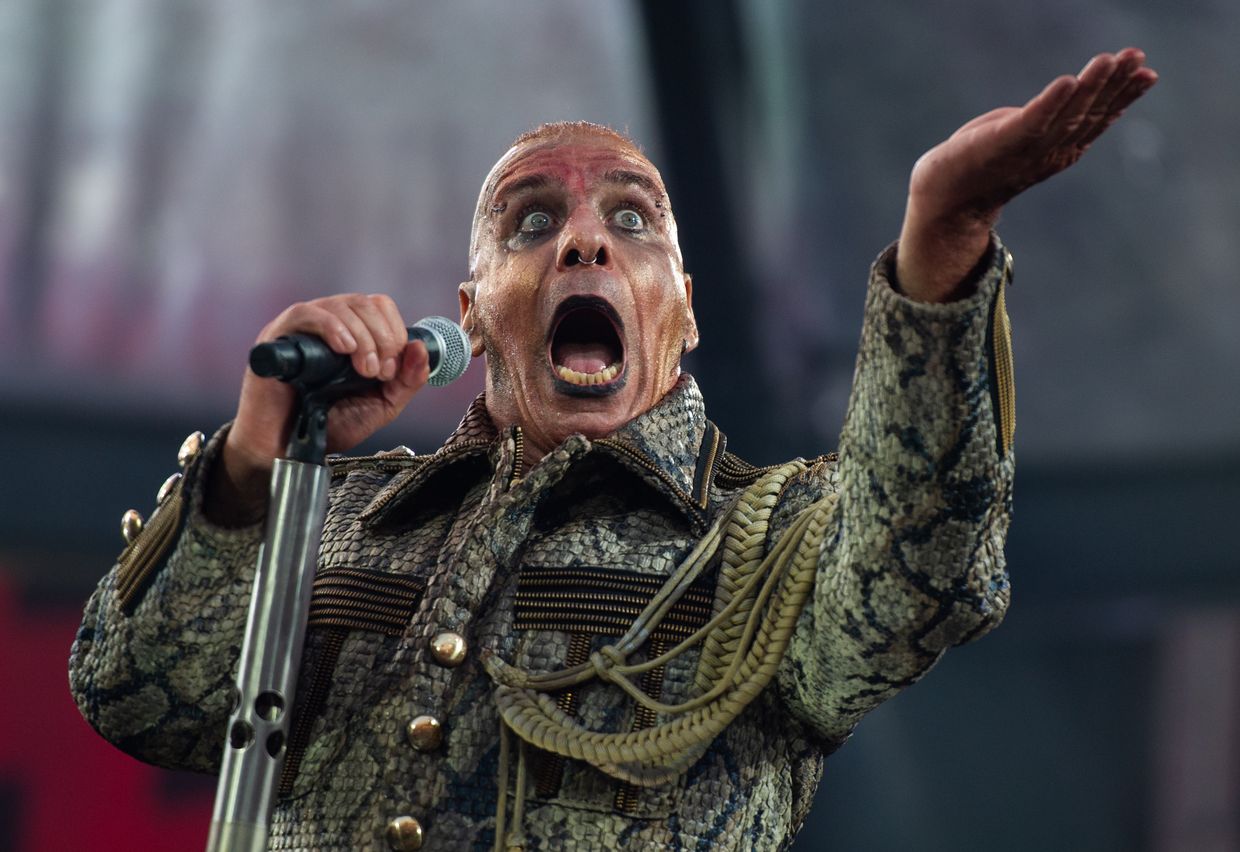 Вокалист Rammstein Тилль Линдеманн во время концерта