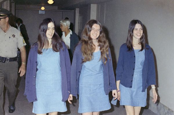 20 августа 1970. Последовательницы Чарльза Мэнсона Сьюзан Аткинс, Патрисия Кренуинкел и Лесли ван Хутен направляются в суд по делу об убийствах