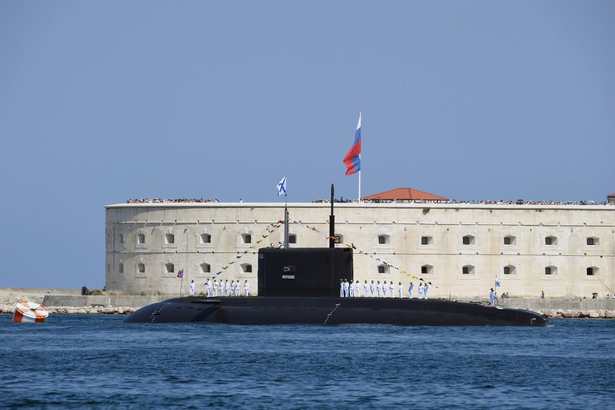 Дизель-электрическая подводная лодка Новороссийск проекта Варшавянка у Севастопольской крепости Дизель-электрическая подводная лодка Новороссийск проекта Варшавянка у Севастопольской крепости