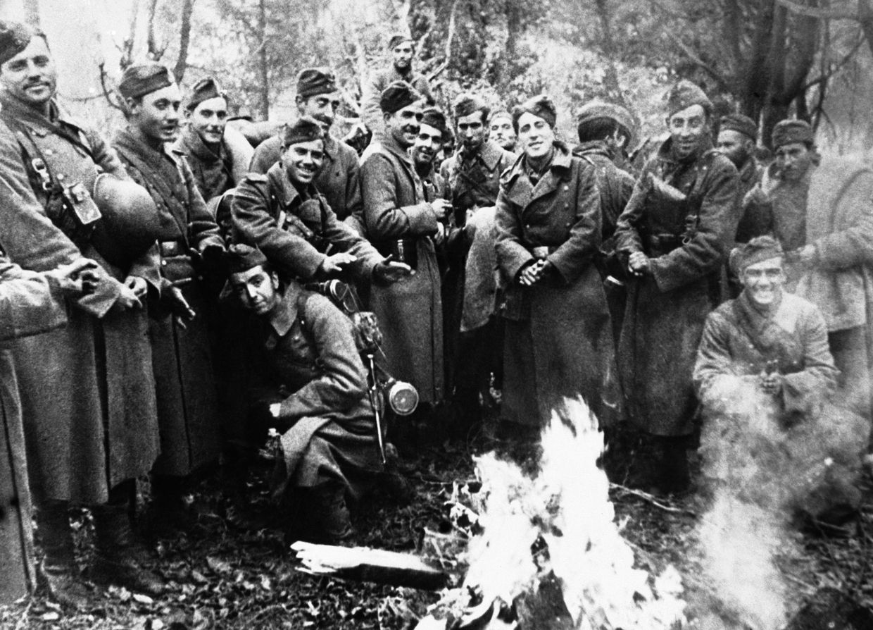Бойцы «Голубой дивизии» у костра на Московском фронте 15 декабря 1941 года