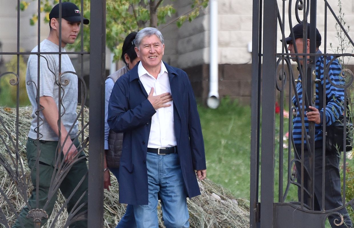 Бывший президент Кыргызстана Алмазбек Атамбаев у входа в свою резиденцию в селе Кой-Таш