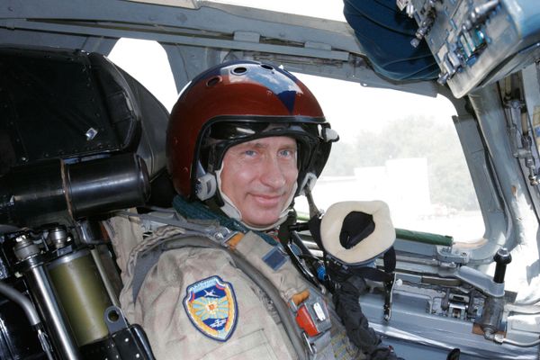 Президент России Владимир Путин в кабине стратегического бомбардировщика Ту-160 Павел Таран Президент России Владимир Путин в кабине стратегического бомбардировщика Ту-160 Павел Таран