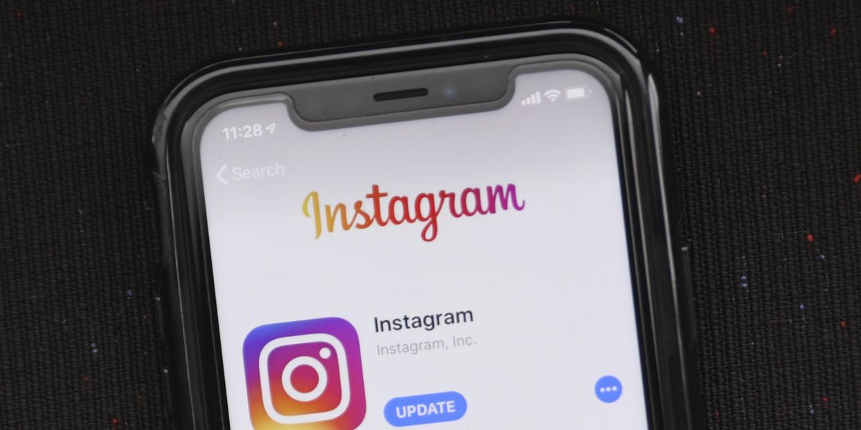 Приложение Instagram на экране смартфона