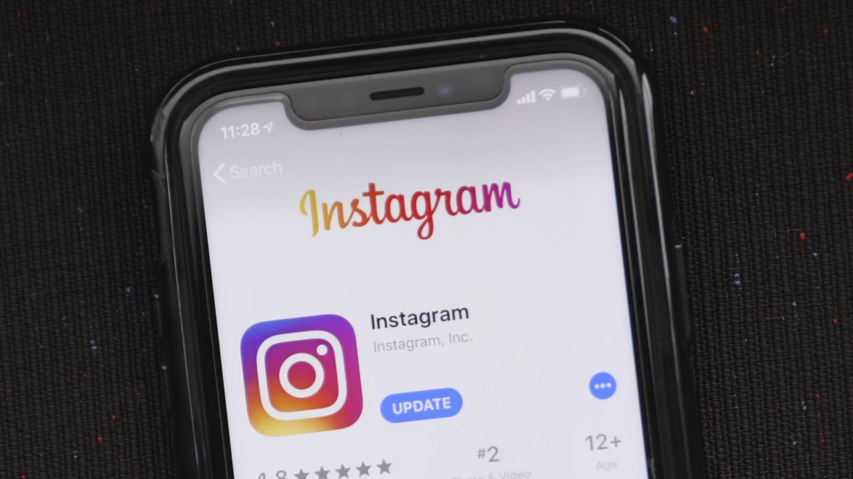 Приложение Instagram на экране смартфона