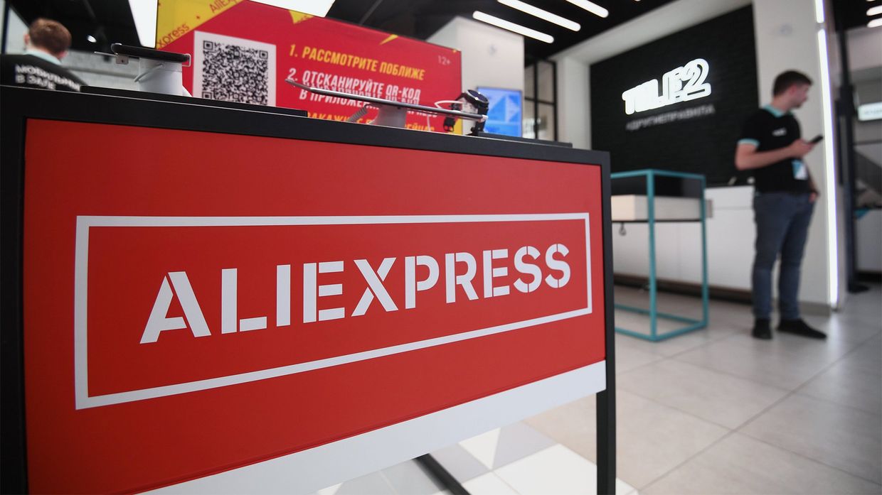 Брендированные витрины с товарами AliExpress в салонах Tele2