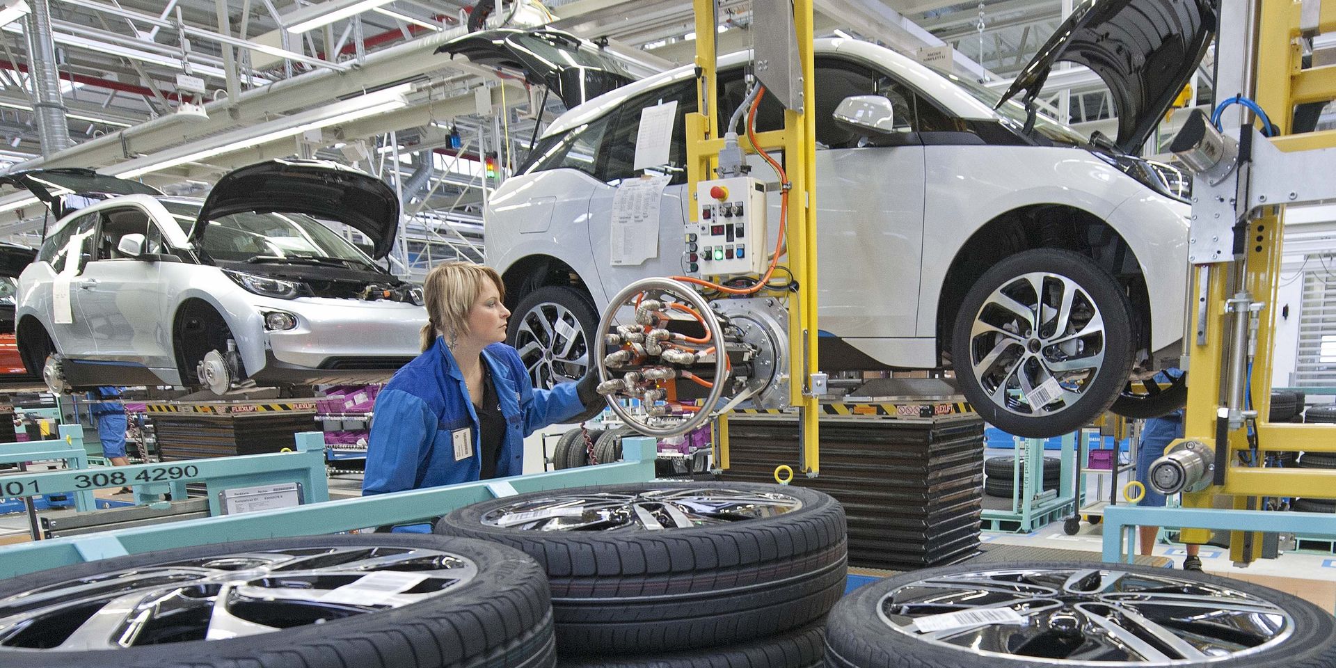 Рабочий на заводе немецкого автопроизводителя BMW в Лейпциге, Германия - ИноСМИ, 1920, 17.10.2022