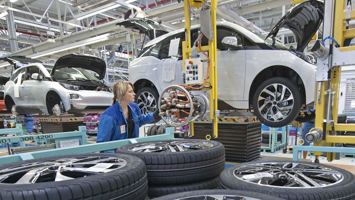 Рабочий на заводе немецкого автопроизводителя BMW в Лейпциге, Германия