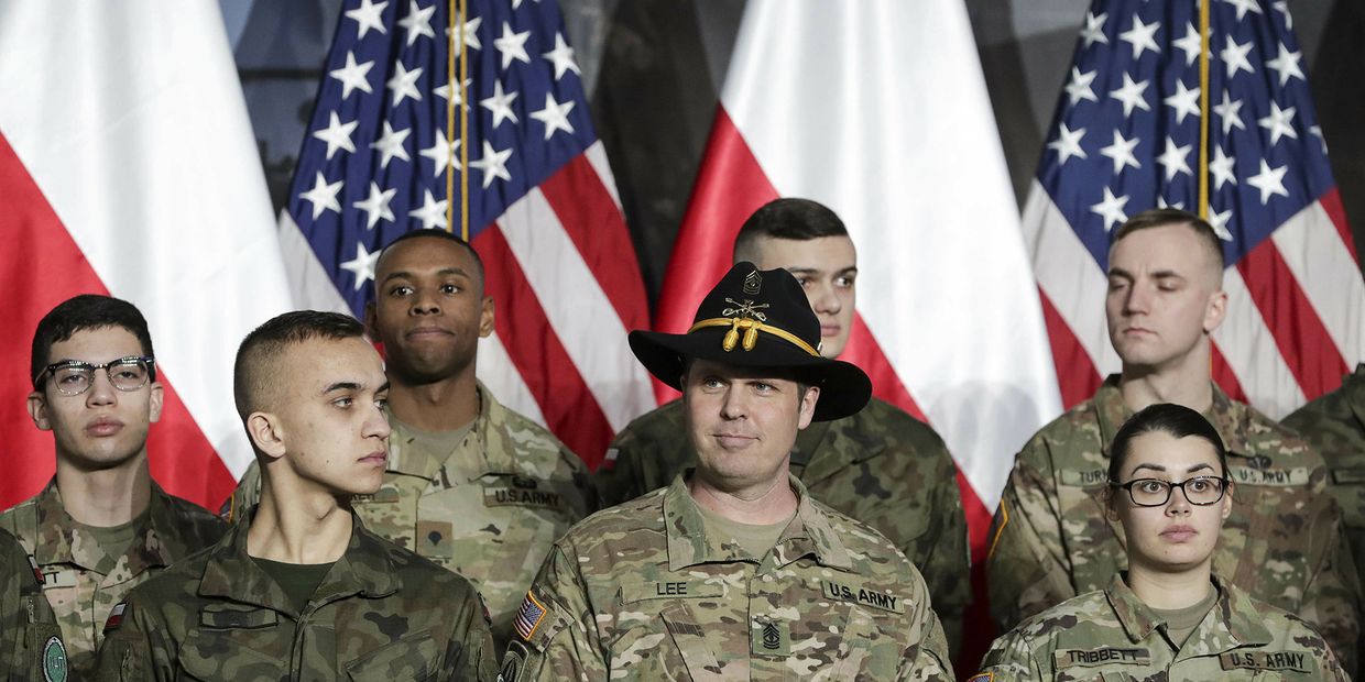 Солдаты из Польши и США в аэропорту Варшавы Солдаты из Польши и США в аэропорту Варшавы