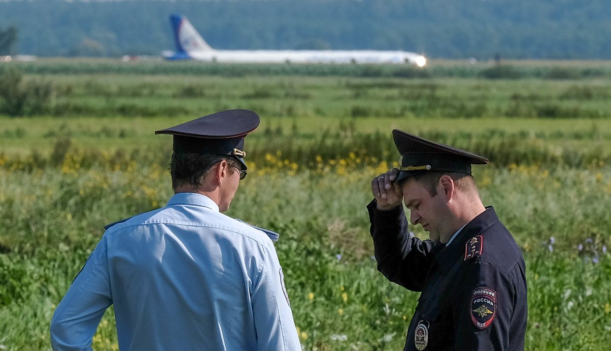 Пассажирский самолёт совершил аварийную посадку в Подмосковье