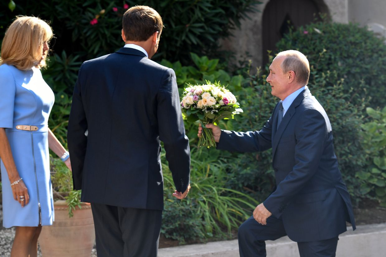 Путин дарит цветы жене президента Франции Путин дарит цветы жене президента Франции