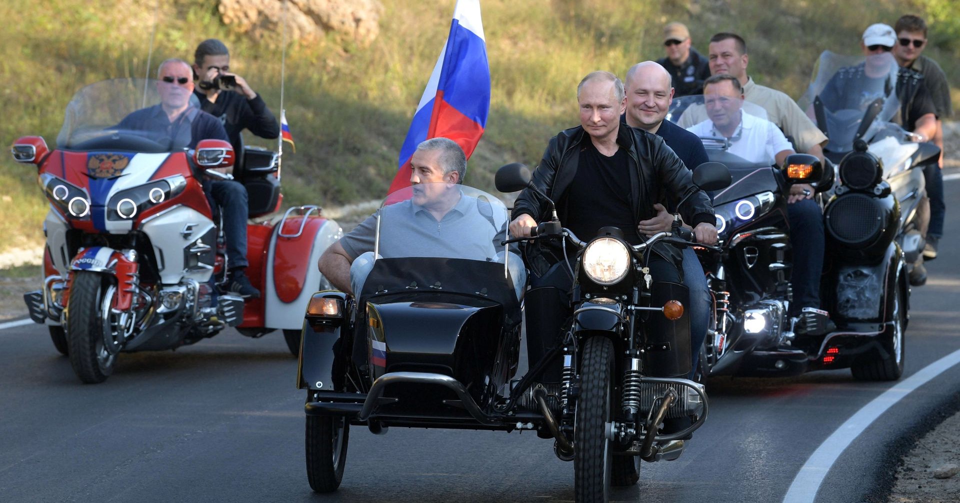 Президент РФ В. Путин посетил байк-шоу мотоклуба Ночные волки в Крыму Президент РФ В. Путин посетил байк-шоу мотоклуба Ночные волки в Крыму - ИноСМИ, 1920, 16.02.2021