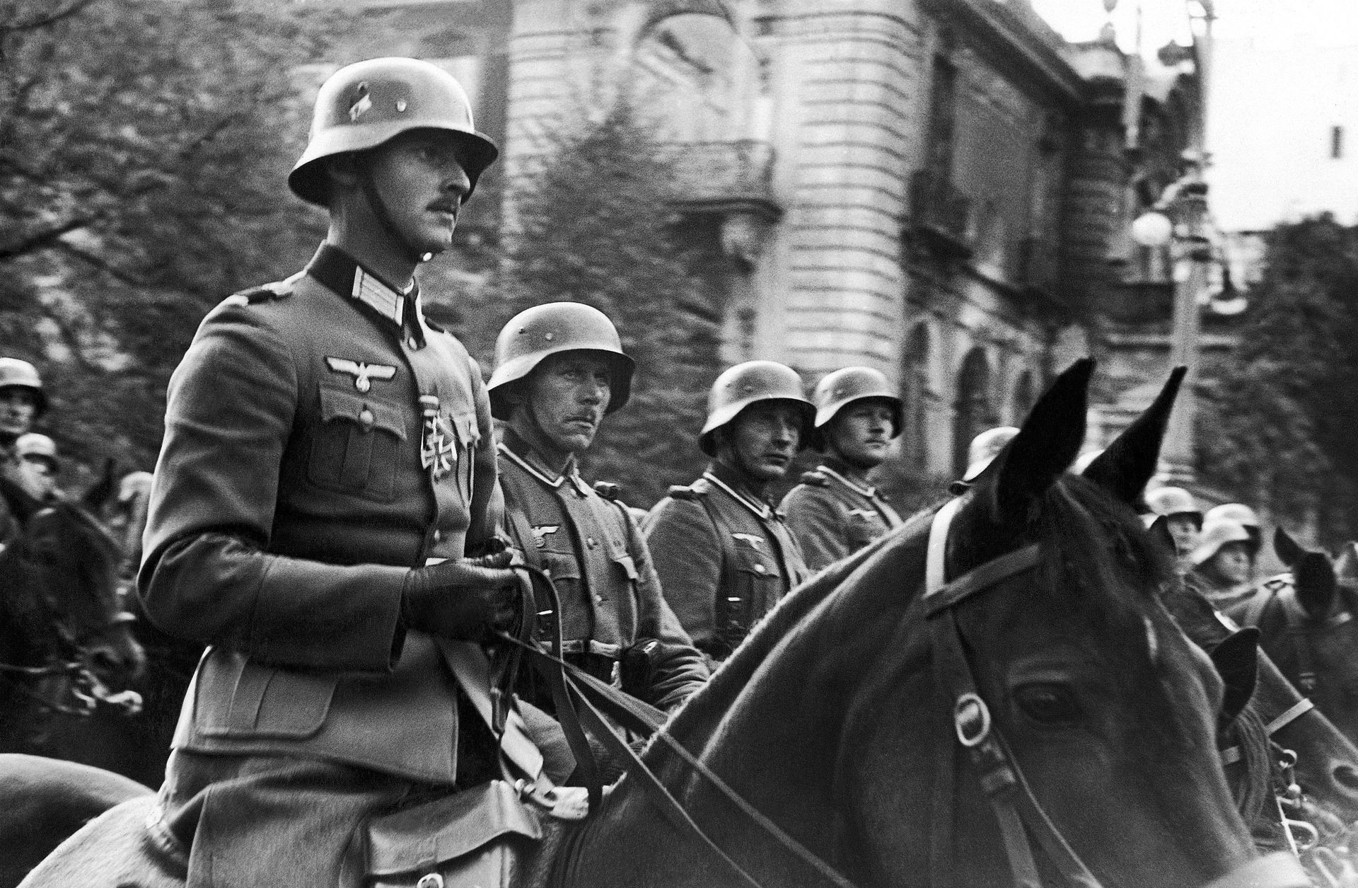 Немецкие офицеры во время парада в Варшаве в 1939 году Немецкие офицеры во время парада в Варшаве в 1939 году - ИноСМИ, 1920, 31.01.2021