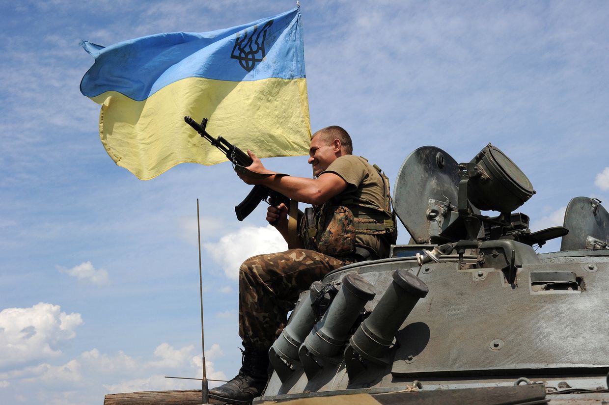 Украинский солдат бронетранспортере в 20 км к югу от Донецка