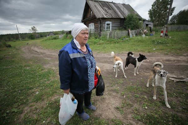 Почтальон Галина Ермолова в селе Пихтовое