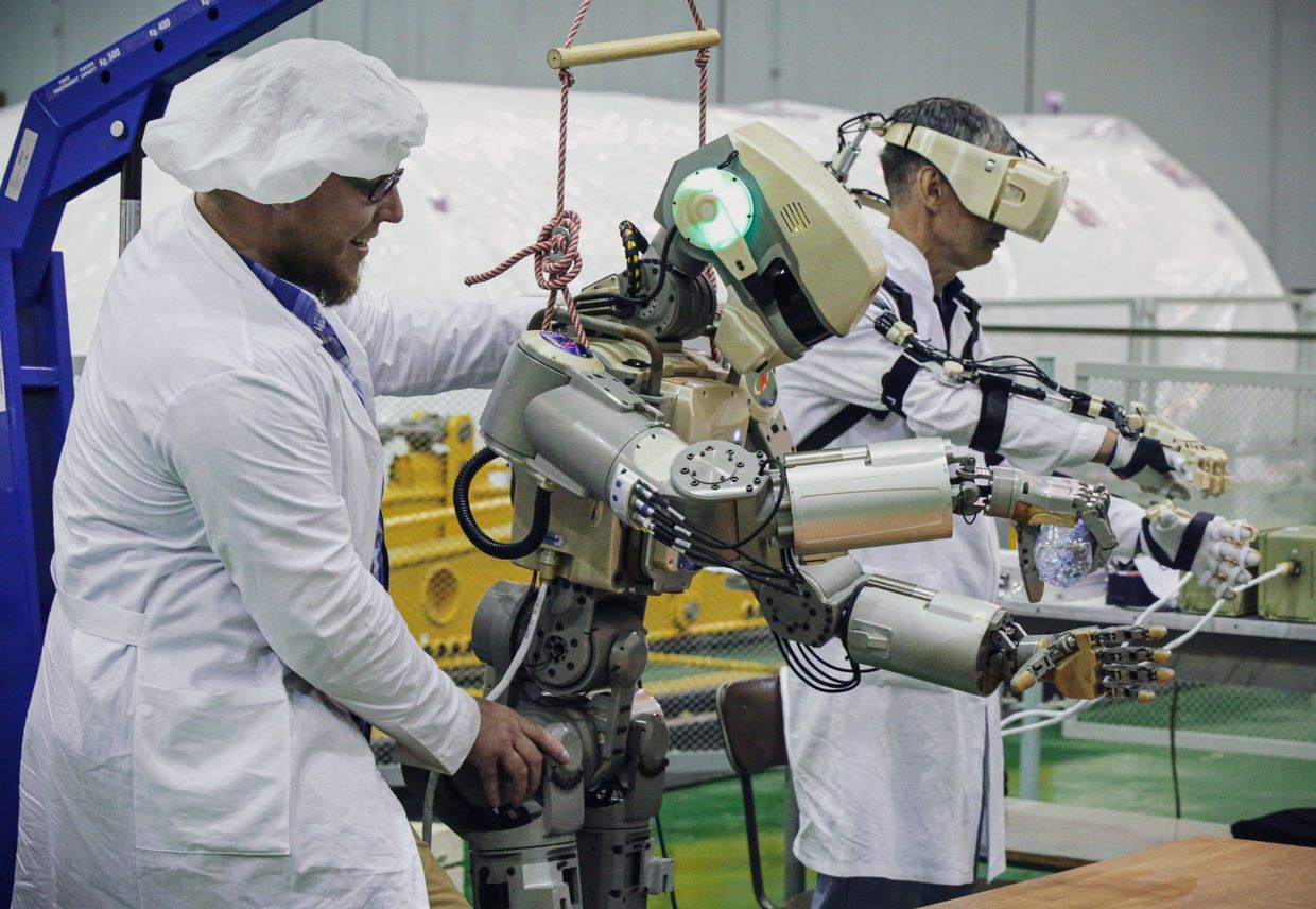 Подготовка робота Skybot F-850 на Байконуре