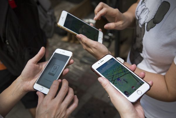 Молодые люди играют в Pokemon GO в Гонконге