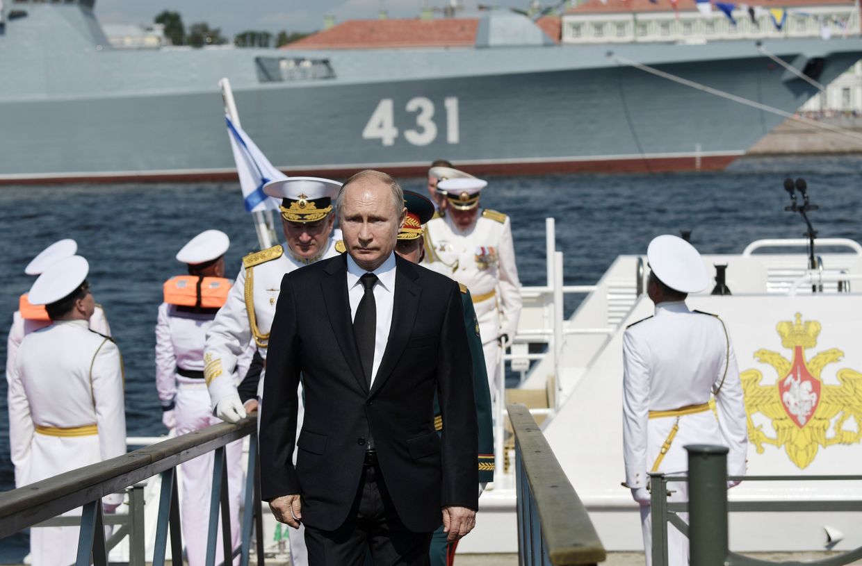Президент РФ В. Путин принял участие в праздновании Дня ВМФ РФ в Санкт-Петербурге