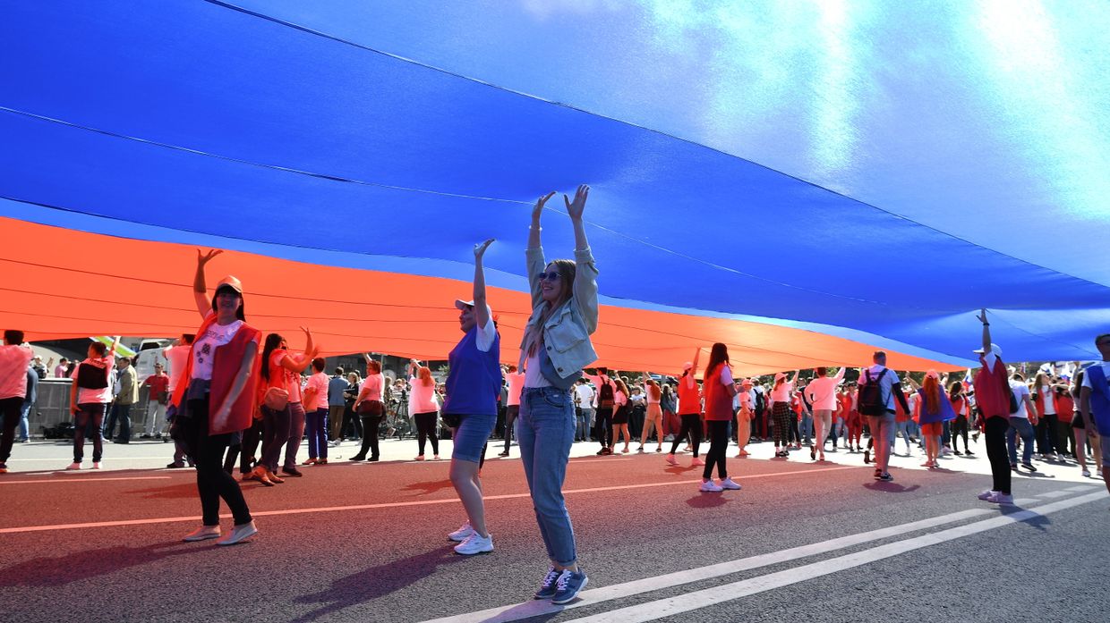 Флешмоб в честь Дня государственного флага России