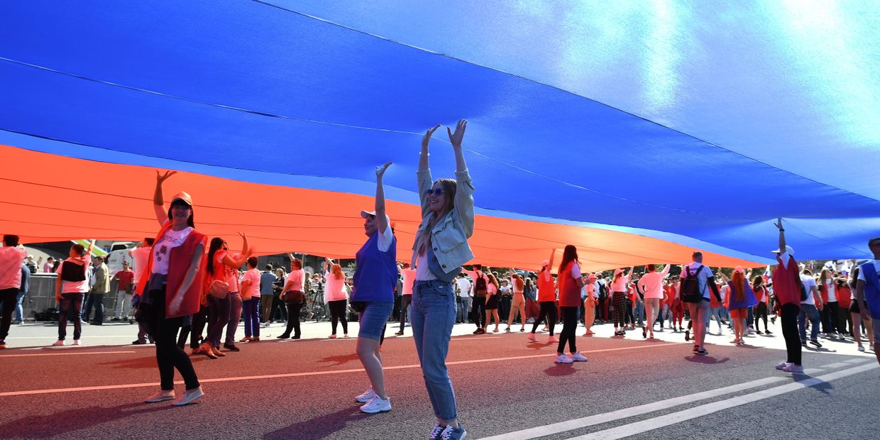 Флешмоб в честь Дня государственного флага России