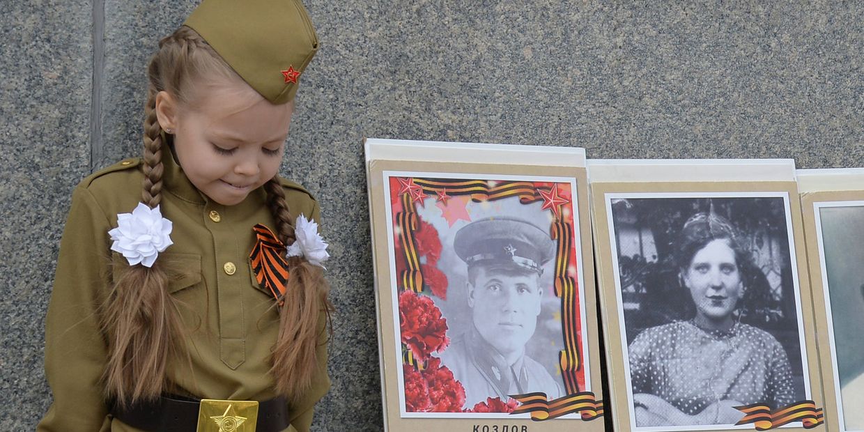 Акция Бессмертный полк и раздача георгиевских ленточек в Варшаве Акция Бессмертный полк и раздача георгиевских ленточек в Варшаве