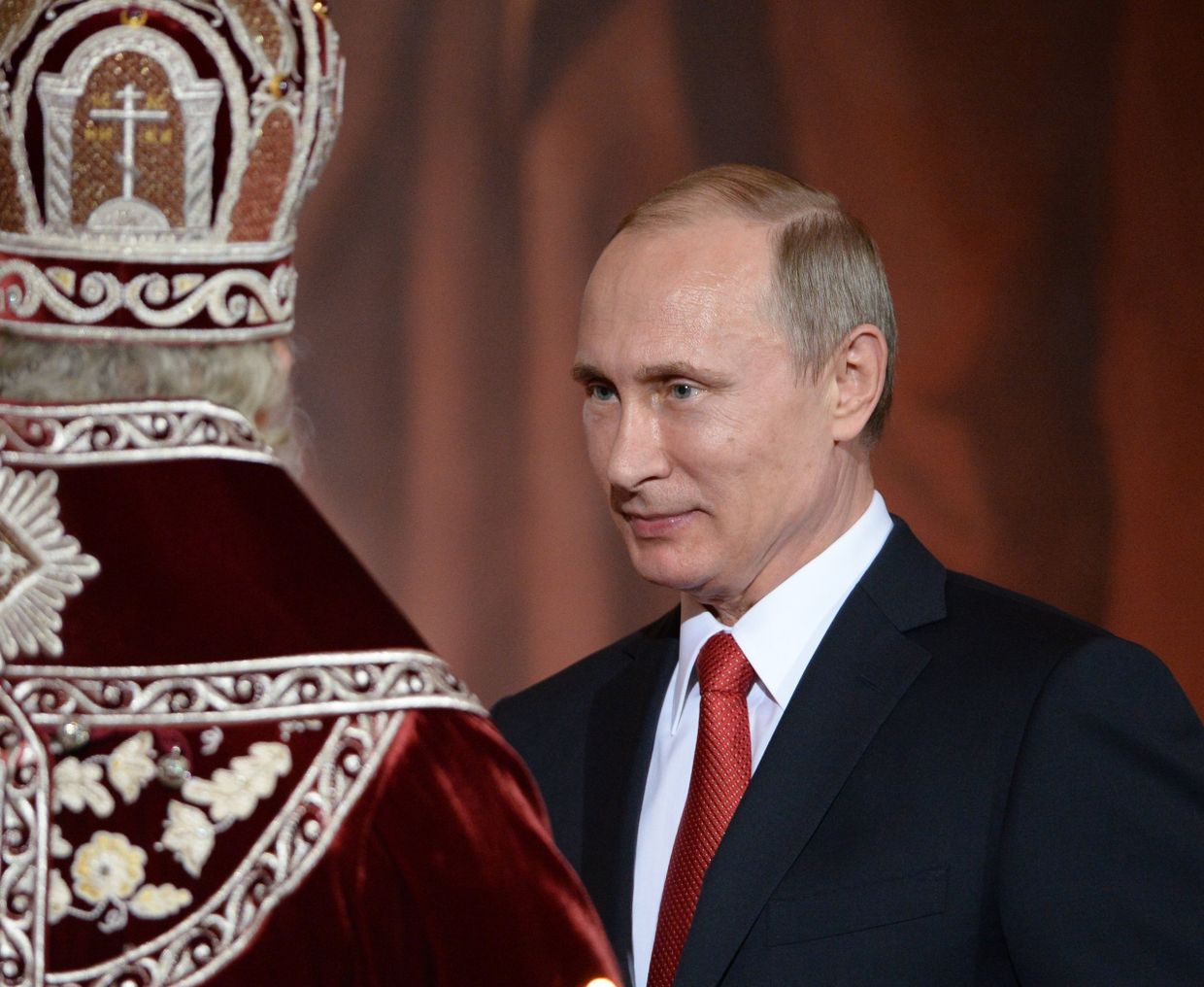 Президент РФ В.Путин и премьер-министр РФ Д.Медведев на пасхальном богослужении в храме Христа Спасителя