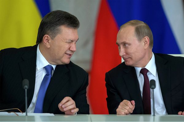 Президент России Владимир Путин (справа) и президент Украины Виктор Янукович 