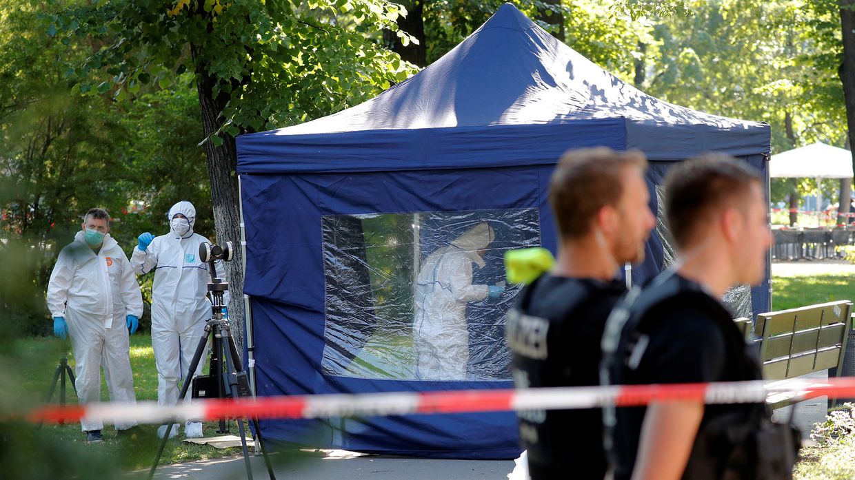 Полицейские осматривают место убийства грузина в Берлине Полицейские осматривают место убийства грузина в Берлине
