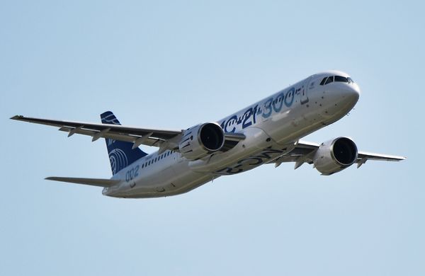 Авиалайнер средней дальности МС-21 выполняет демонстрационный полет на авиасалоне МАКС-2019