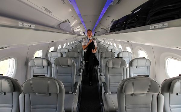 Салон реактивного авиалайнера Embraer E-195 E2