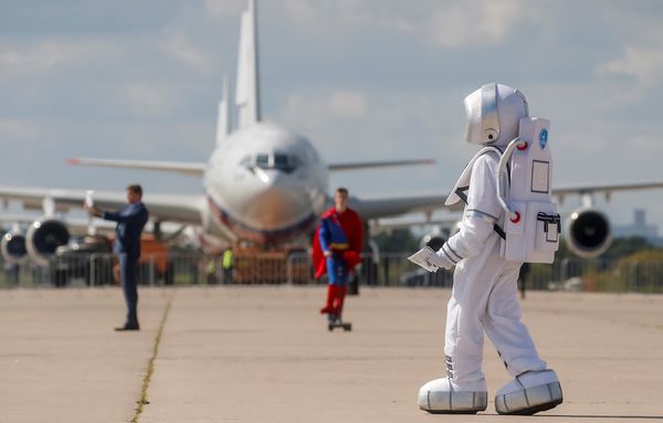 Промоутеры на авиасалоне МАКС-2019