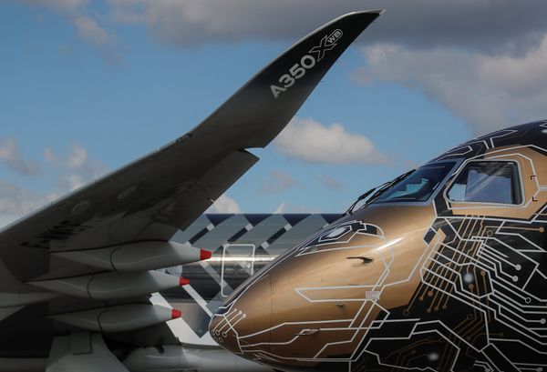 Реактивные лайнеры Embraer E-195 E2 и Airbus A350-950