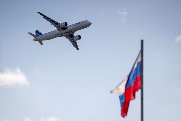 Авиалайнер средней дальности МС-21 во время демонстрационного полета