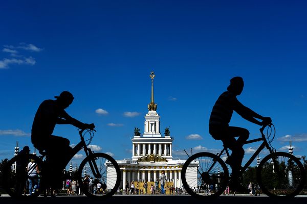 Велосипедисты на ВДНХ в Москве