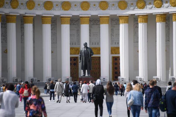 Отдыхающие на ВДНХ в Москве