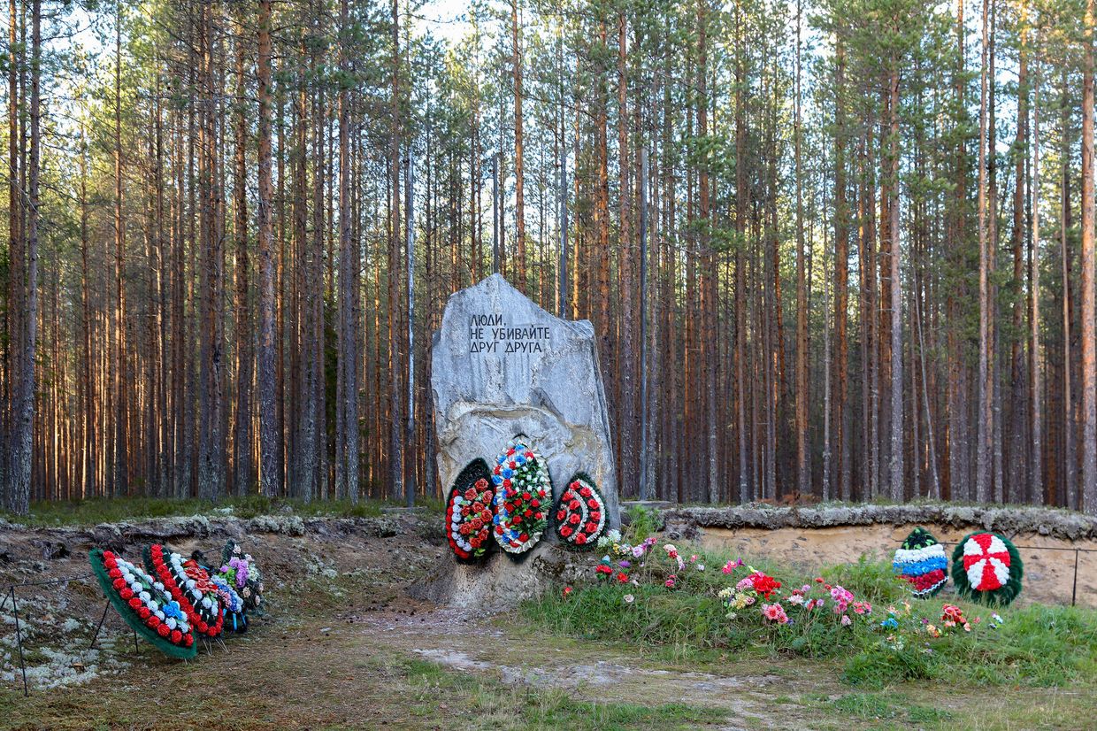 Памятный знак на месте массовых казней в урочище Сандормох Памятный знак на месте массовых казней в урочище Сандормох