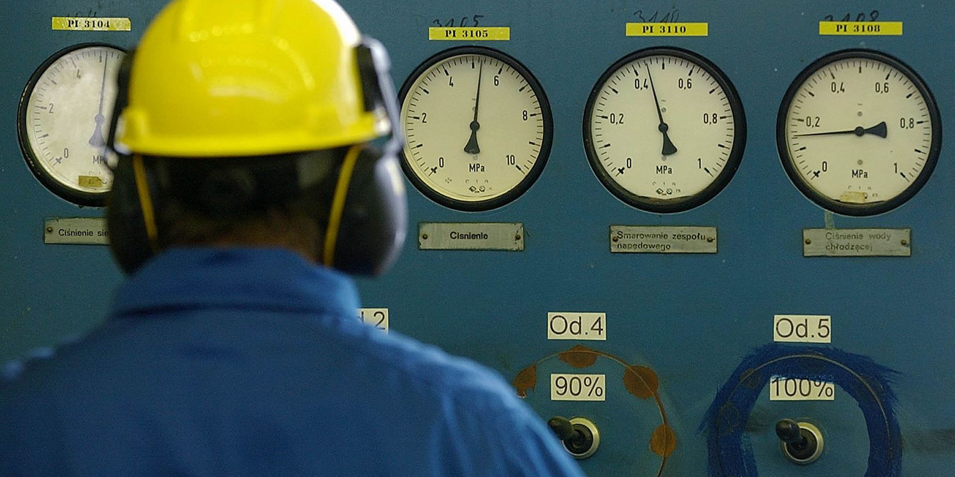 Рабочий в распределительном пункте газовой компании PGNiG в Рембельщизне, Польша - ИноСМИ, 1920, 21.10.2021