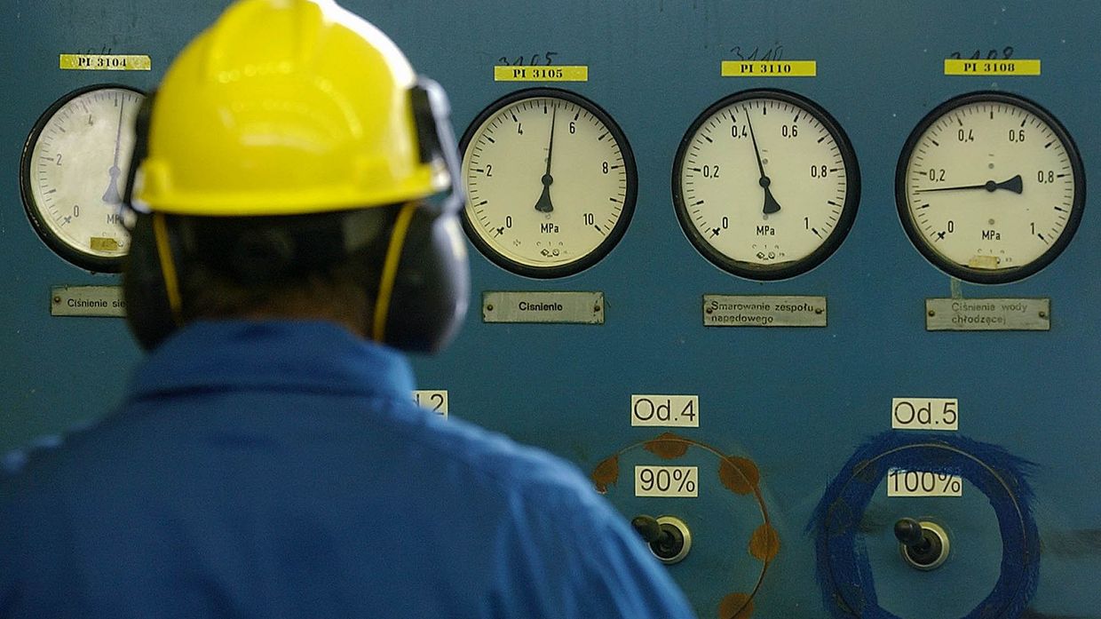 Рабочий в распределительном пункте газовой компании PGNiG в Рембельщизне, Польша