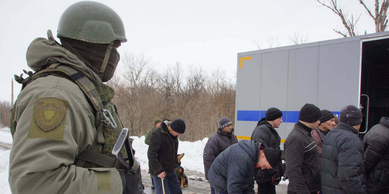 Передача военнопленных Украине представителями ЛНР