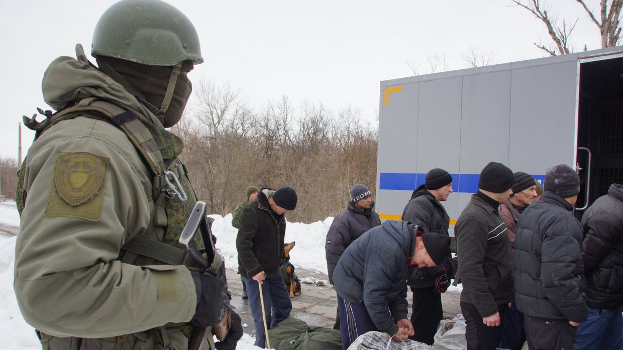 Передача военнопленных Украине представителями ЛНР