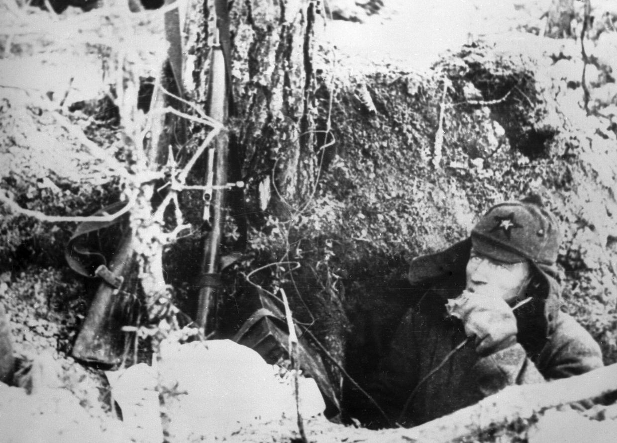 Боец Красной Армии в окопе
