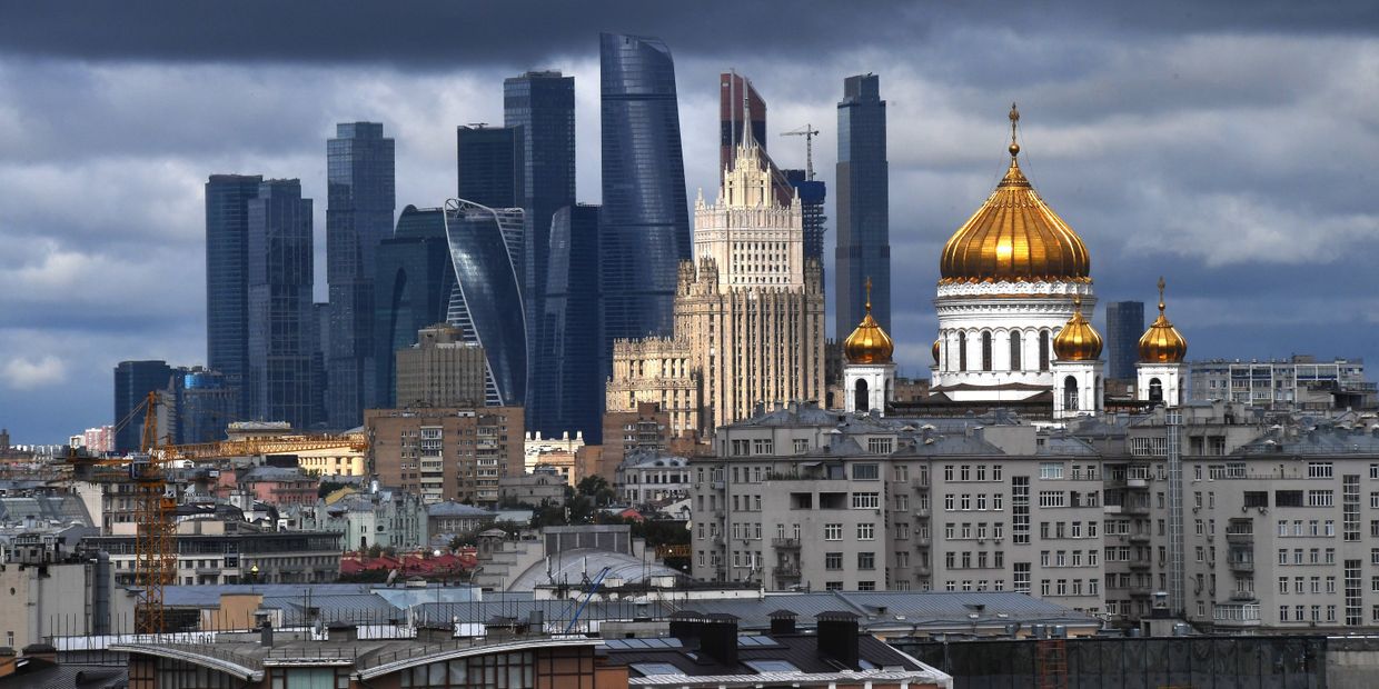 Вид на небоскребы делового центра Москва-сити и Храм Христа Спасителя в Москве