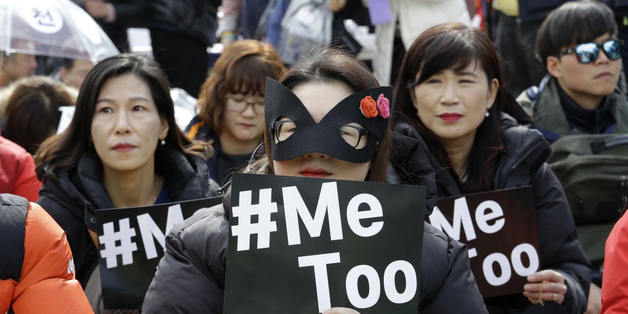 Женщины на демонстрации MeToo в Сеуле, Южная Корея