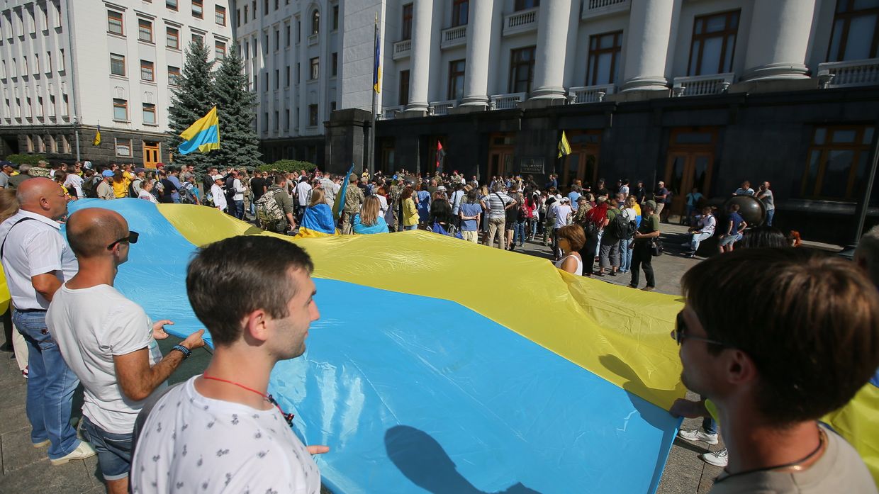 Акция националистов в Киеве против прекращения боевых действий в Донбассе Акция националистов в Киеве против прекращения боевых действий в Донбассе