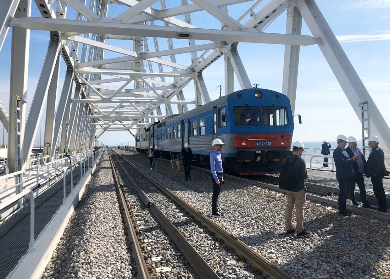 Тепловоз проехал в тестовом режиме по ж/д части Крымского моста